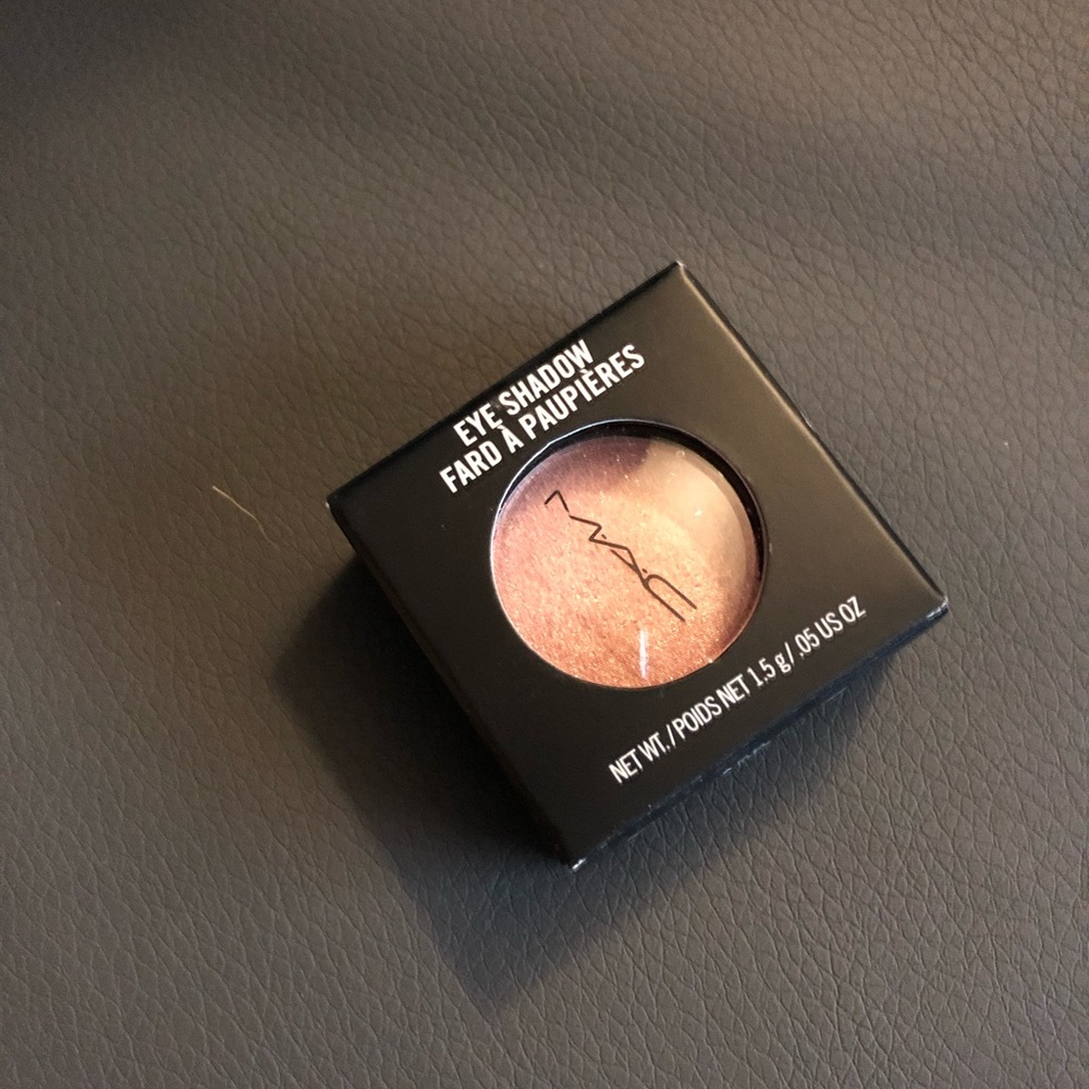 New MAC Single ‘Gleam’ Eyeshadow